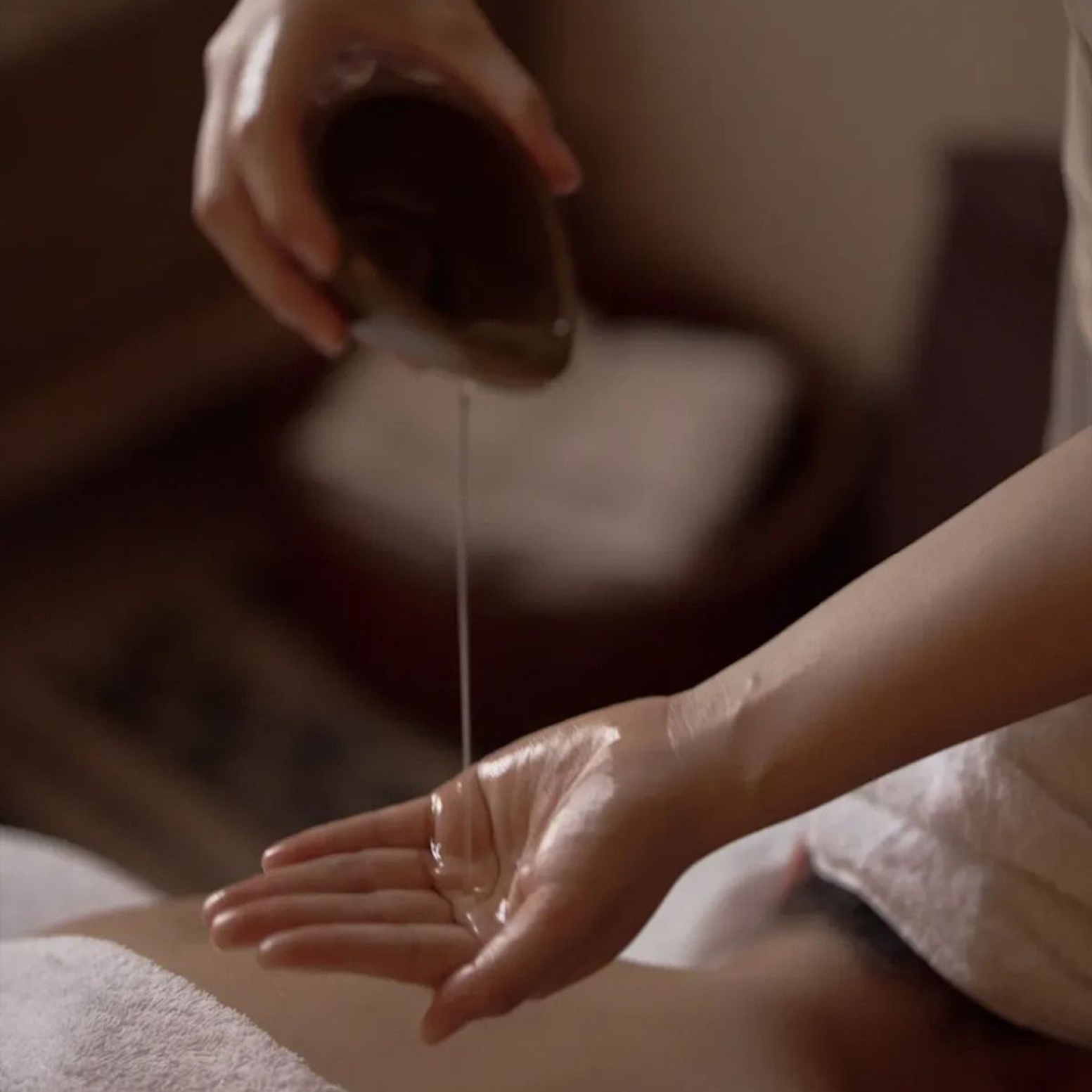 Foto de sessão de massagem Mix Tailandesa Sensual em Campinas, mostrando técnicas de alongamento e toque consciente para relaxamento e ativação energética.