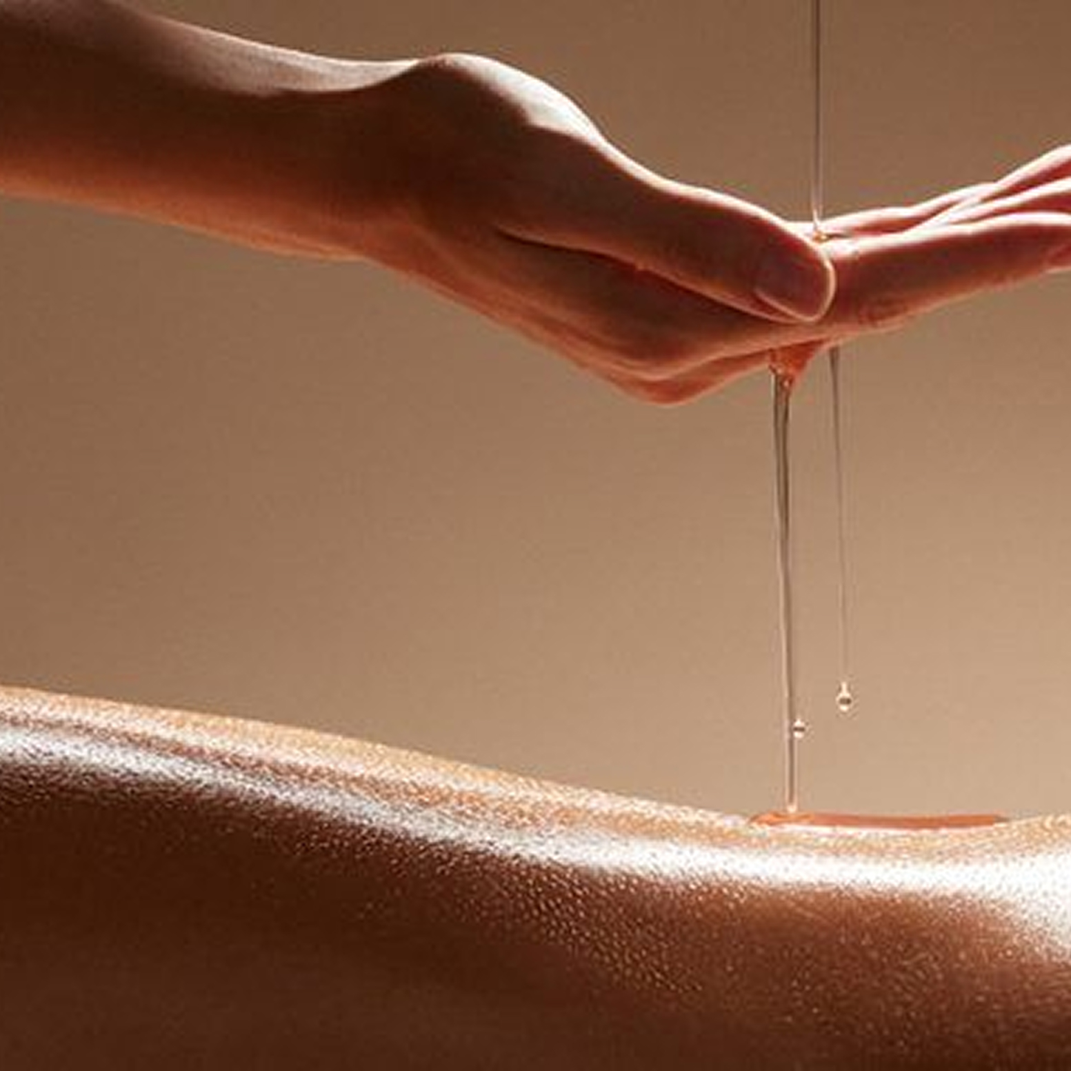 Foto de sessão de Massagem Nuru em Campinas, com contato fluido e movimentos contínuos para relaxamento, intimidade energética e reconexão corporal.