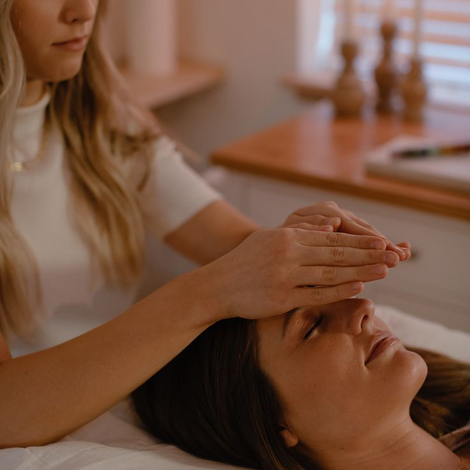 Terapeuta realizando Terapia Tântrica em Campinas, mostrando toque consciente e técnica de reconexão corporal.